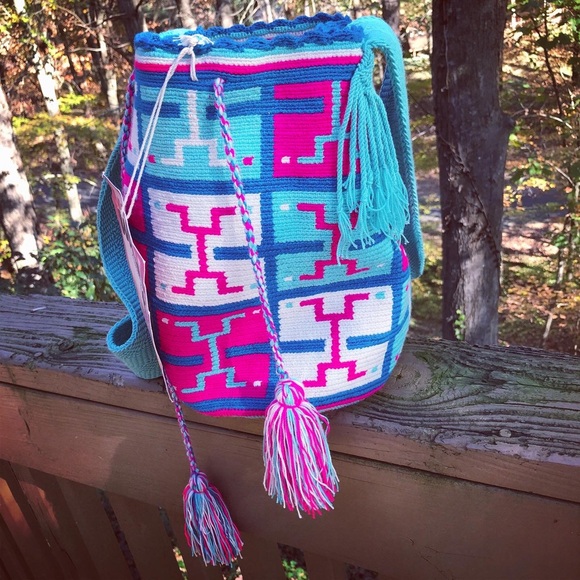 NWT Wayuu Hand-Woven Boho Pompom Tote - Picture 2 of 9